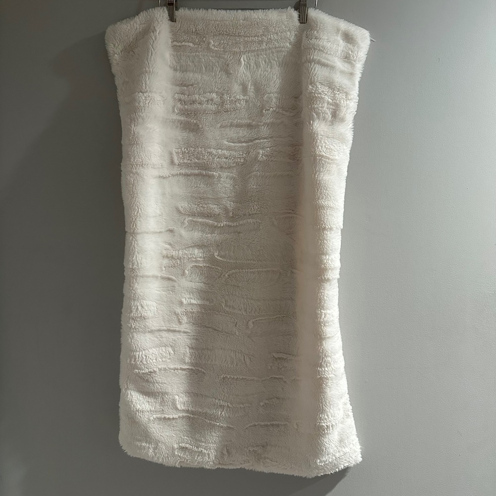 UGG Body Pillow‎ Cover Ivory Faux Fur Textured Brick Pattern Cream Excellent